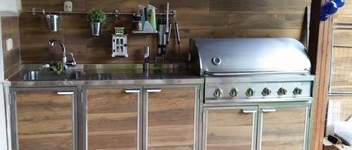 מטבחוץ כפרי מאובזר בגריל נרוסטה