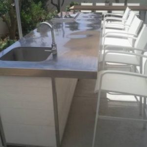 מטבח חיצוני משולב בר ישיבה בחיפוי שיש לבן 3